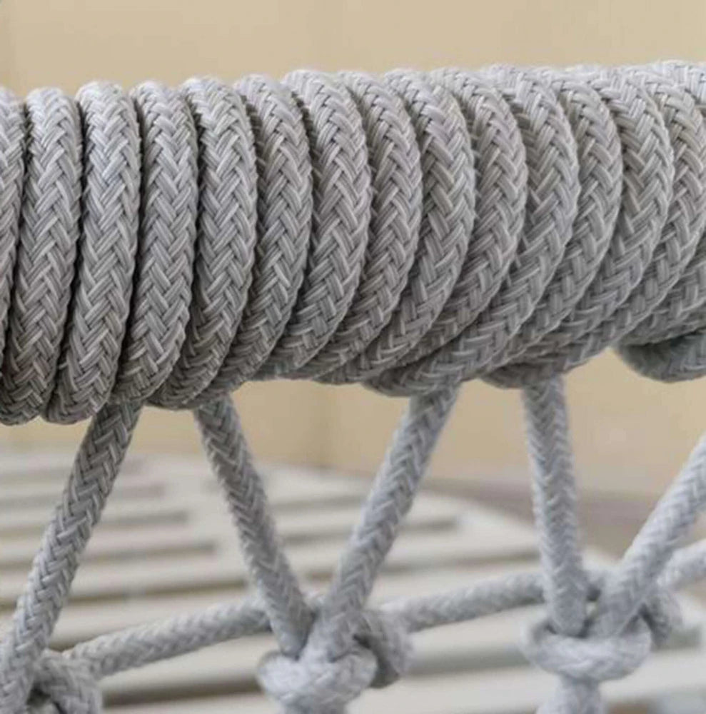 Primo piano del rivestimento in corda di textilene grigia del divano Seychelles, che ne evidenzia la texture e la funzionalità