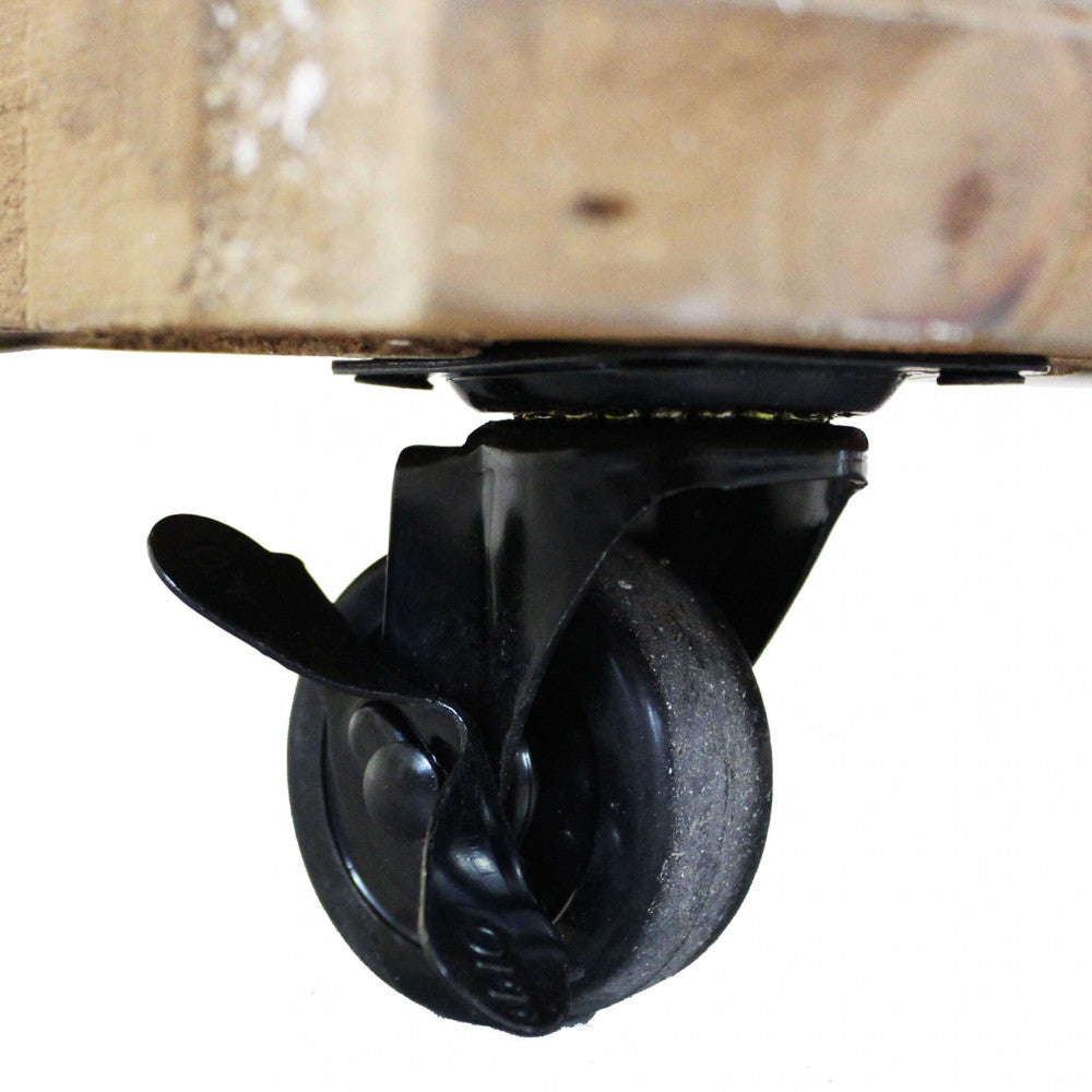 Dettaglio del Mobile Edmond, un arredo robusto in legno e metallo perfetto per organizzare e decorare | Albert Stock