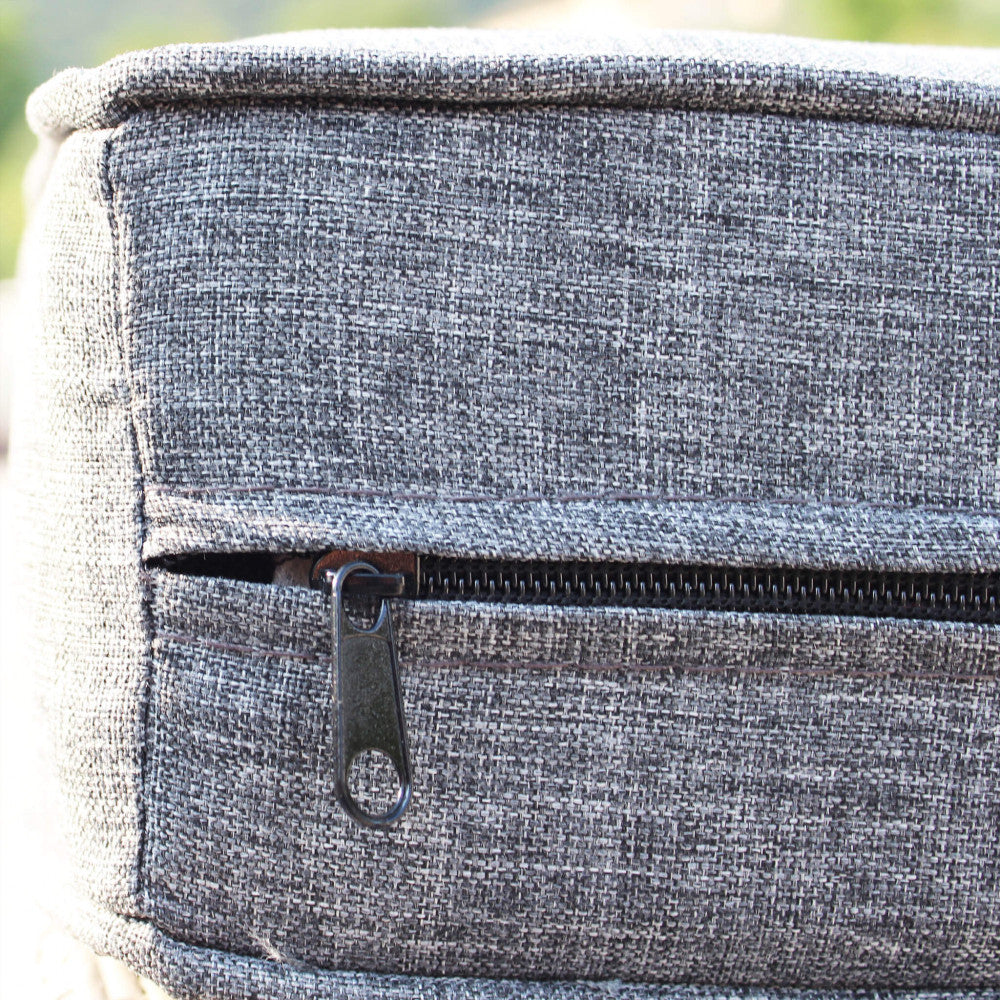 Primo piano cuscino sfoderabile grigio del salotto angolare Argentina, che evidenzia la finitura e la lavorazione del materiale.