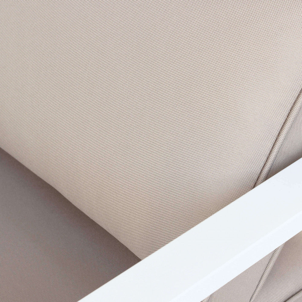 Primo piano della struttura in alluminio verniciato di una poltrona del salotto Avana, che evidenzia la finitura e il design pulito