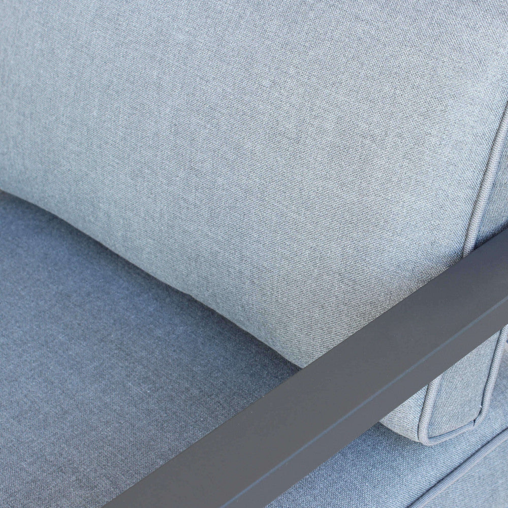 Primo piano della struttura in alluminio verniciato di una poltrona del salotto Avana colore antracite, che evidenzia la finitura e il design pulito