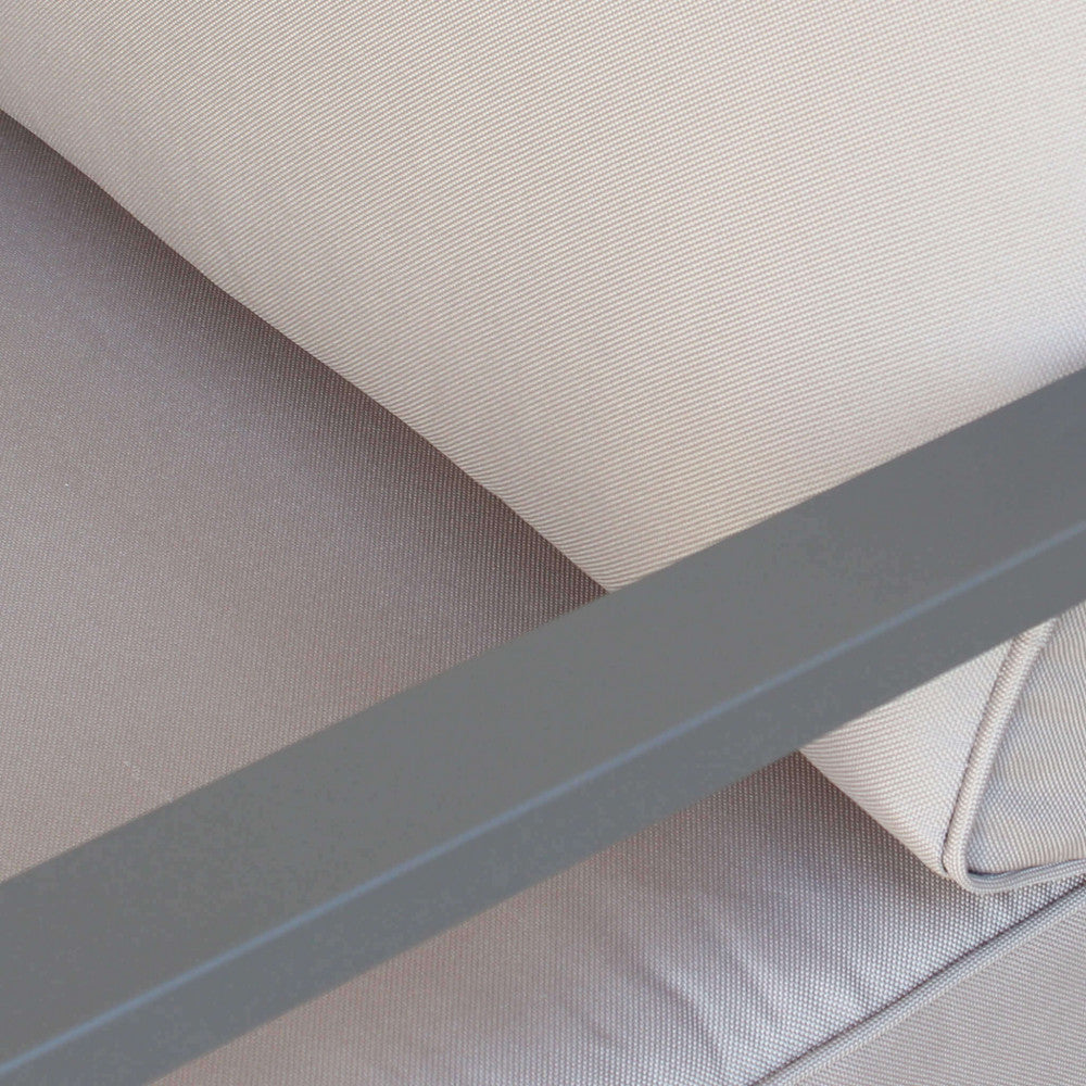 Primo piano della struttura in alluminio verniciato di una poltrona del salotto Avana, che evidenzia la finitura e il design pulito.