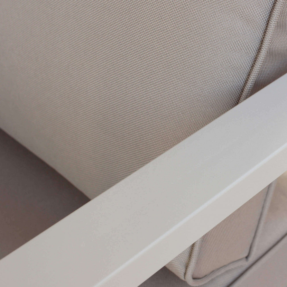 Primo piano della struttura in alluminio verniciato di una poltrona del salotto Avana colore tortora, che evidenzia la finitura e il design pulito.