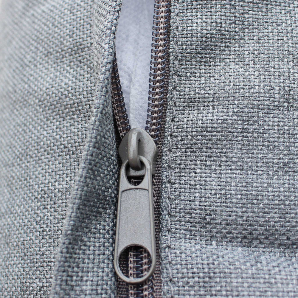 Primo piano cuscino sfoderabile del salotto Santo Domingo, che evidenzia la finitura e il design pulito.