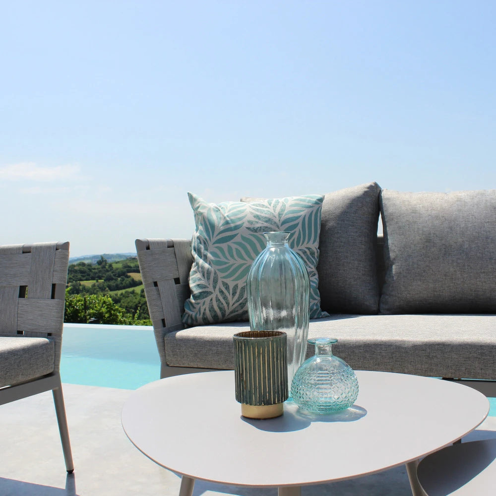 Salotto Dakar Tortora da esterno in Alluminio verniciato, composto da divano 3 posti, due poltrone e due tavolini, con cuscini inclusi, dettaglio tavolino