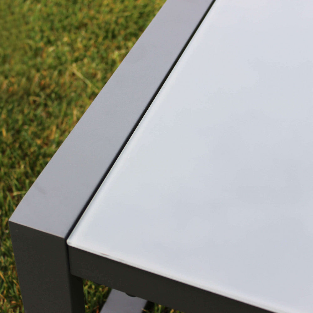 Primo piano della struttura in alluminio verniciato di una poltrona del salotto Formentera, che evidenzia la finitura e il design pulito.