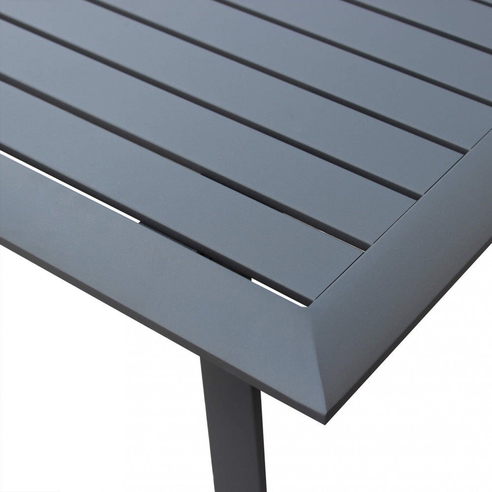 Primo piano del tavolino in alluminio del salotto Illinois, che evidenzia la finitura e il comfort del materiale.