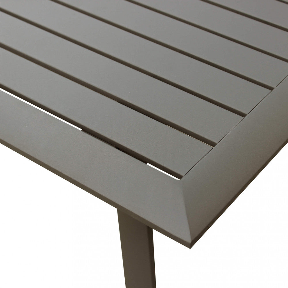 Primo piano del textilene imbottito di una poltrona del salotto Illinois, che evidenzia la finitura e il comfort del materiale