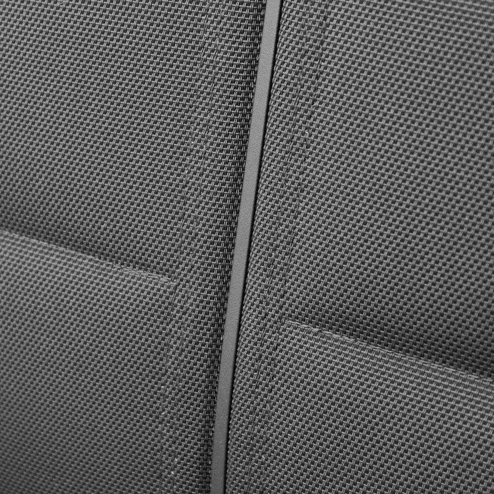 Primo piano del textilene imbottito di una poltrona del salotto Illinois, che evidenzia la finitura e il comfort del materiale