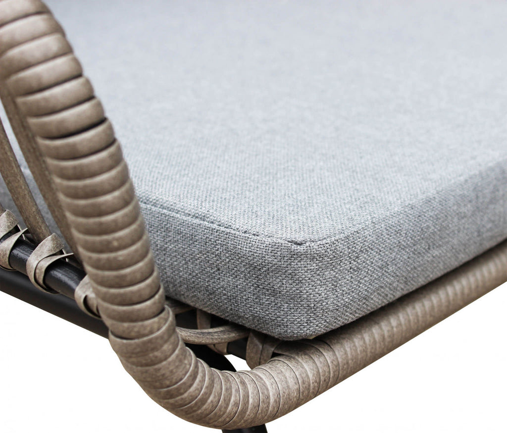 Primo piano della struttura in metallo grigio scuro di una poltrona del salotto Mombasa, che evidenzia la finitura e il design pulito