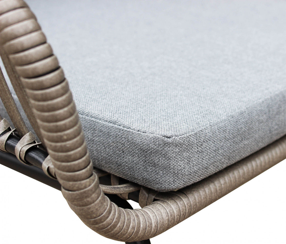 Primo piano della struttura in metallo grigio scuro di una poltrona del salotto Mombasa, che evidenzia la finitura e il design pulito