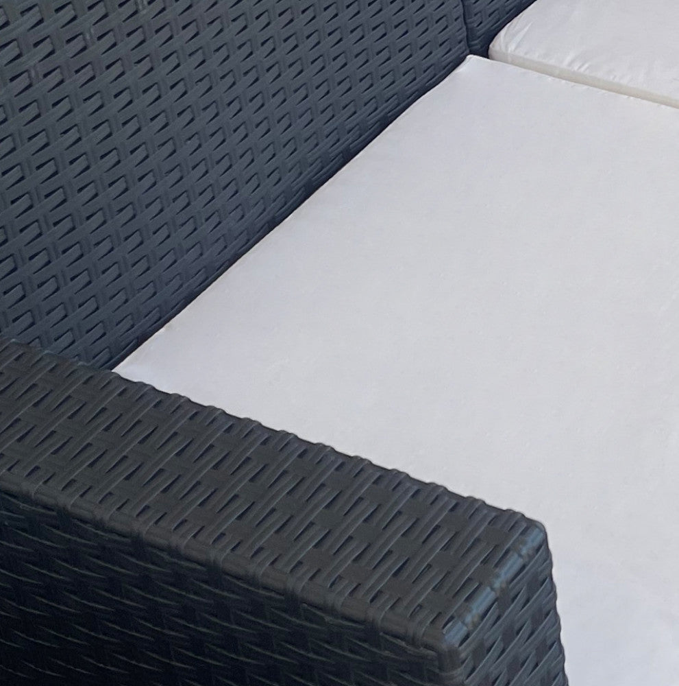 Primo piano della struttura in plastica del salotto Nebraska, che evidenzia la lavorazione ad effetto wicker