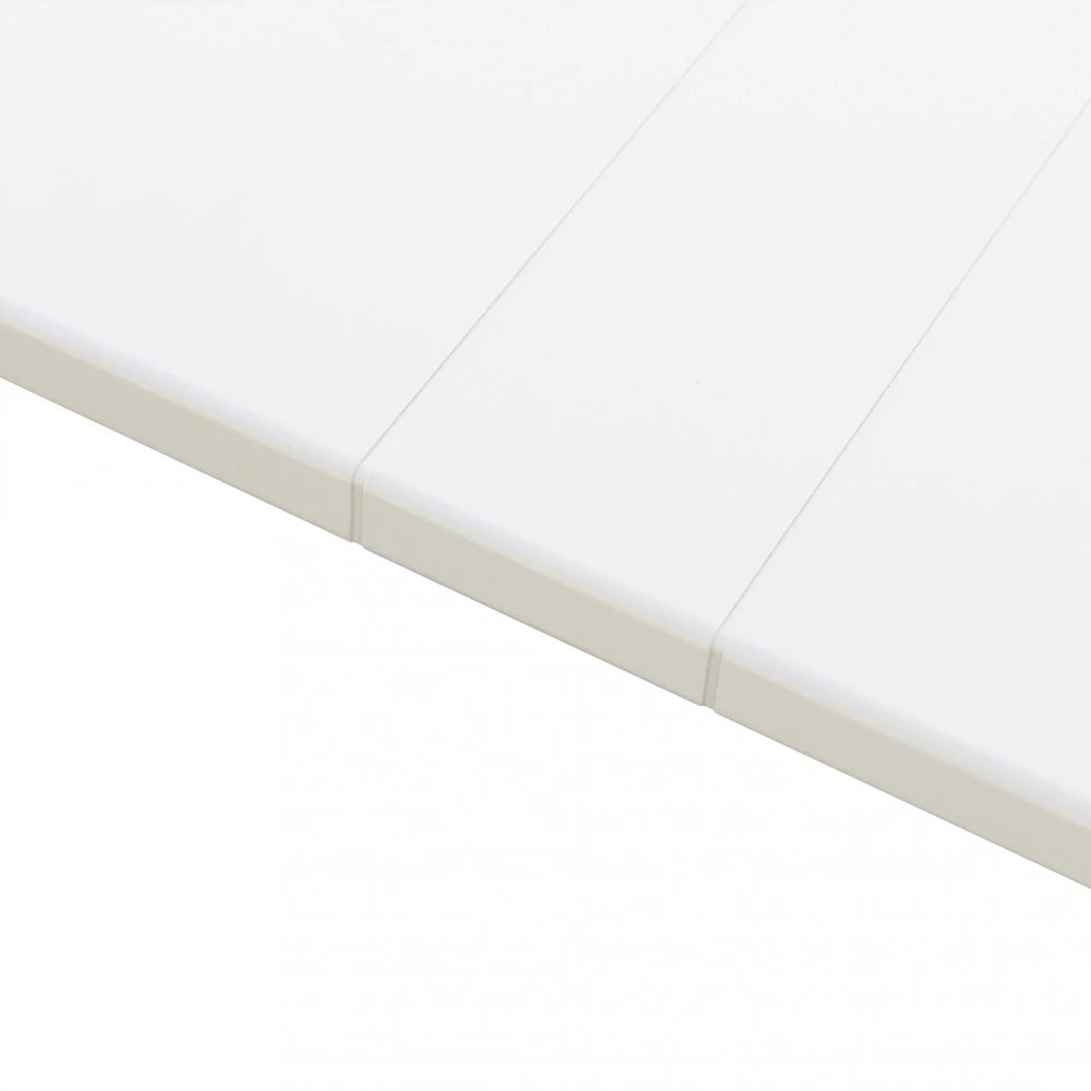 Primo piano della struttura in alluminio verniciato di una poltrona del salotto Santa Cruz, che evidenzia lo spessore del cuscino e la finitura del materiale.