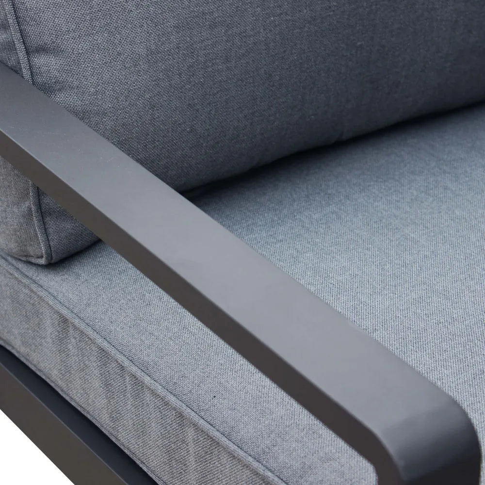 Primo piano della struttura in alluminio verniciato di una poltrona del salotto Santo Domingo, che evidenzia la finitura e il design pulito.