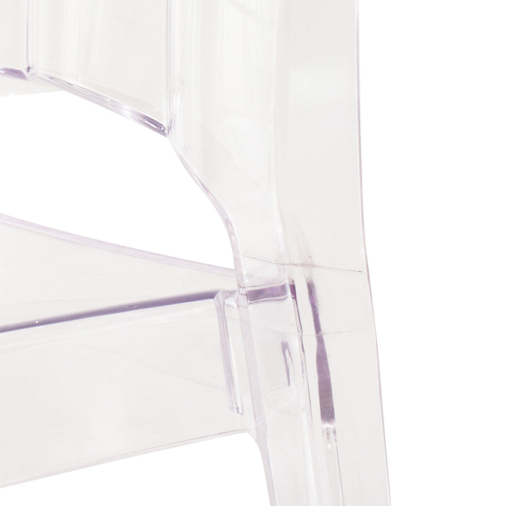 Primo piano della sagomatura e della trasparenza dello schienale della Sedia Paris.