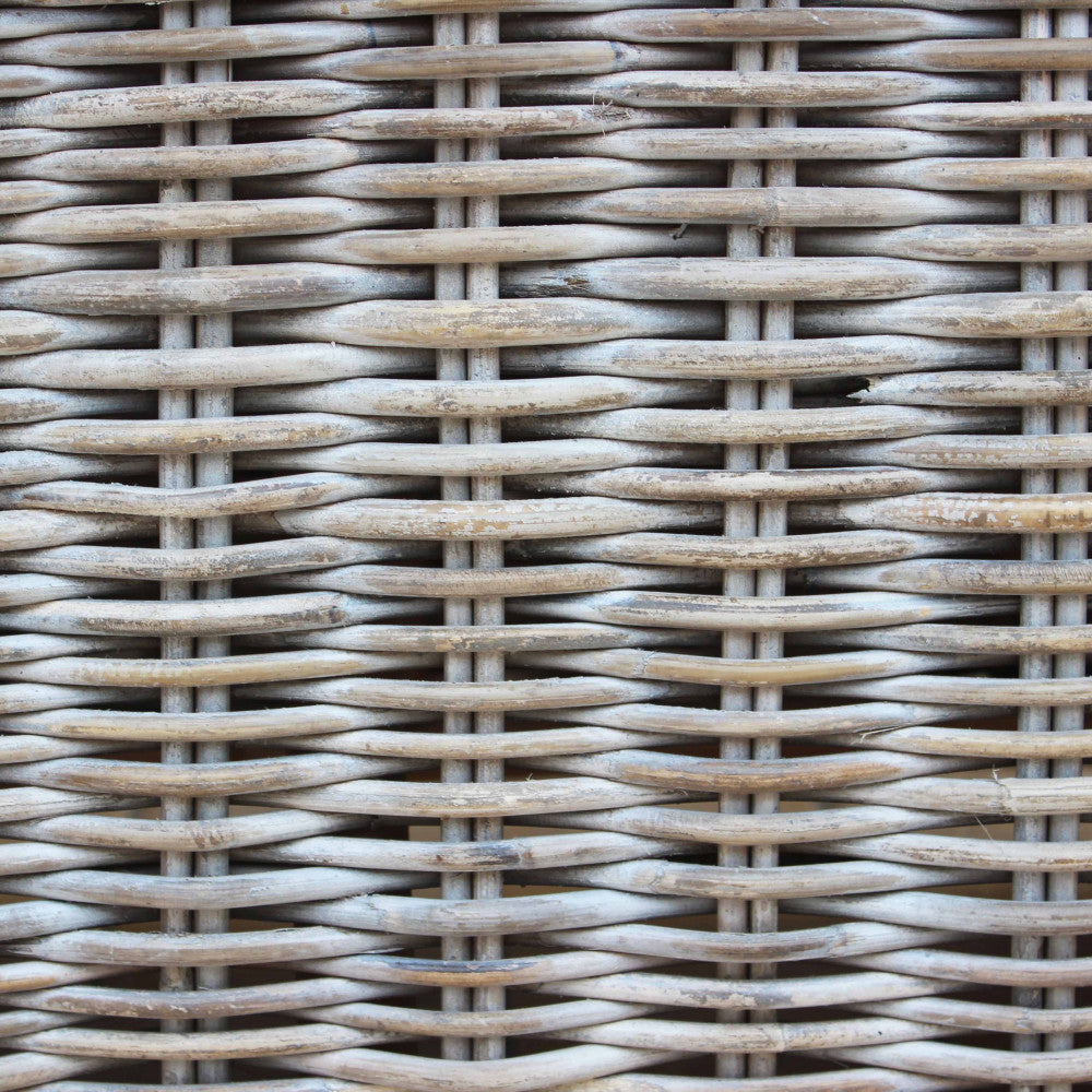 Primo piano della schienale e struttura in kubu rattan del salotto Mawi, che evidenzia la finitura e la trama naturale.