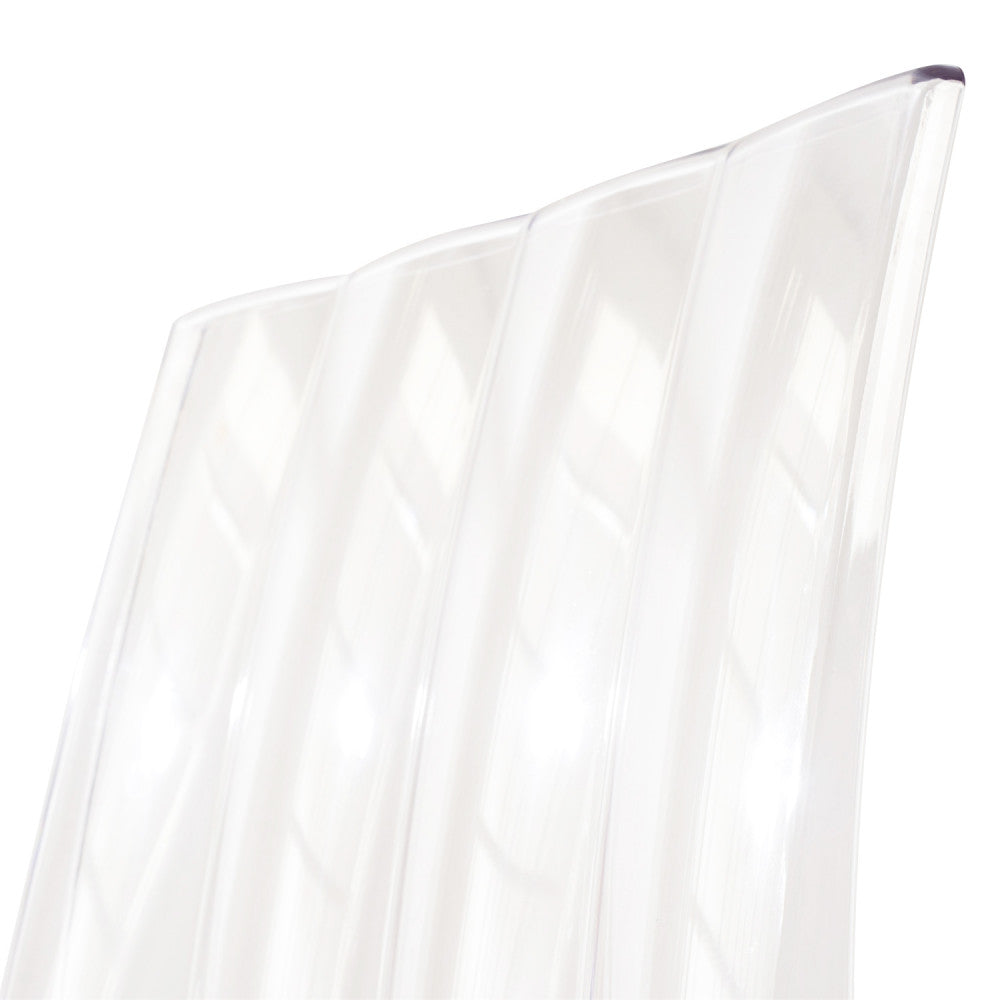 Primo piano della sagomatura e della trasparenza dello schienale della Sedia Paris.