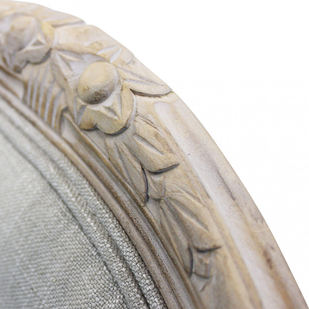 Primo piano sulla texture del tessuto grigio e sull'imbottitura della Sedia Romy