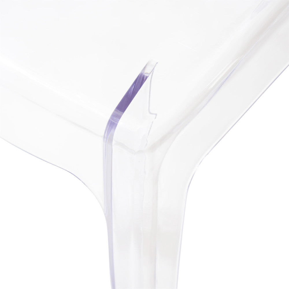 Dettaglio ravvicinato della struttura e dello schienale in policarbonato trasparente della Sedia Bercy