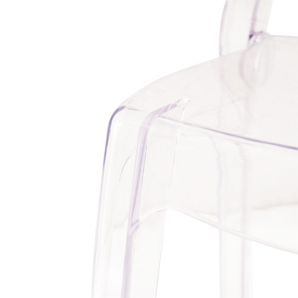 Primo piano della finitura trasparente e della forma dello schienale della Sedia Halles versione 2