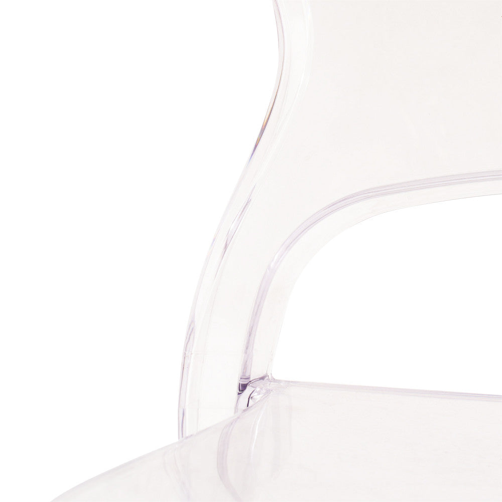 Primo piano della finitura trasparente e della forma dello schienale della Sedia Halles.