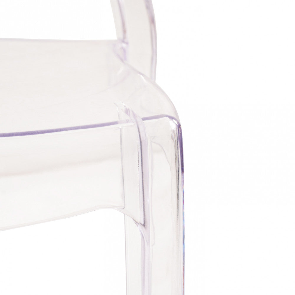 Primo piano della finitura trasparente e della forma della seduta della Sedia Halles.