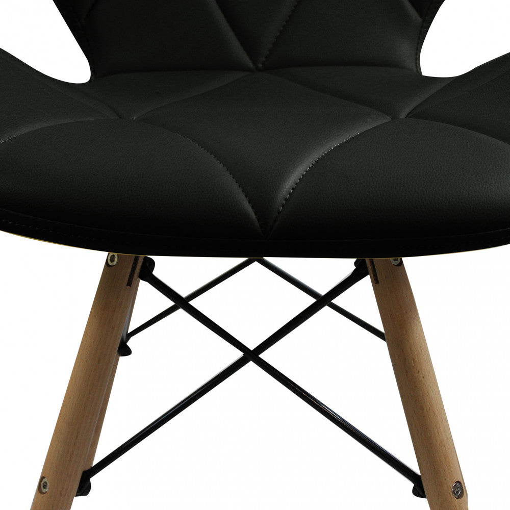 Primo piano della seduta in PU nero della Sedia Annapolis che ne evidenzia la trama e lavorazione, e la finitura del materiale.