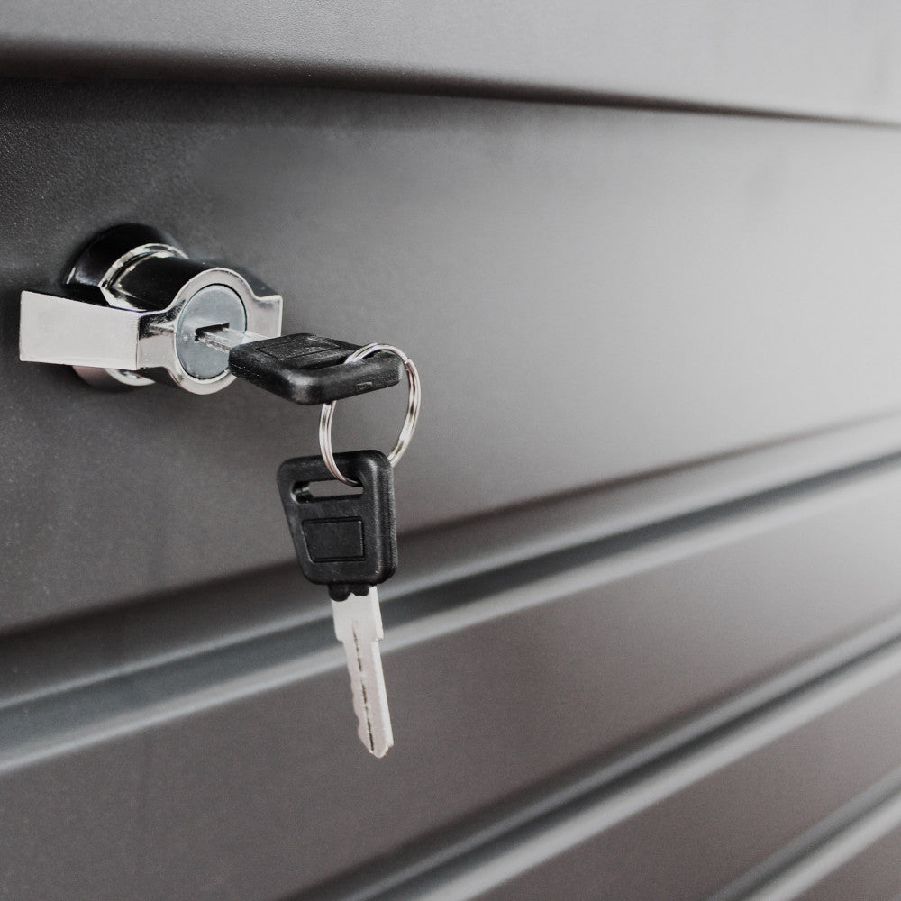 dettaglio sistema di chiusura del Baule da giardino New Jersey 130 in alluminio verniciato antracite, posizionato su una pavimentazione esterna, che mostra il suo design elegante e funzionale | Albert Stock