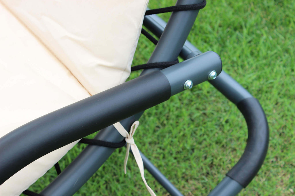 Primo piano della robusta struttura in acciaio del dondolo Murano, evidenziando la qualità e la finitura bianca