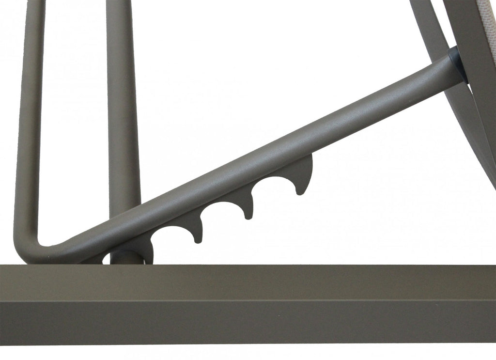Primo piano della struttura in alluminio verniciato del lettino Madison, che mostra la robustezza e la finitura.