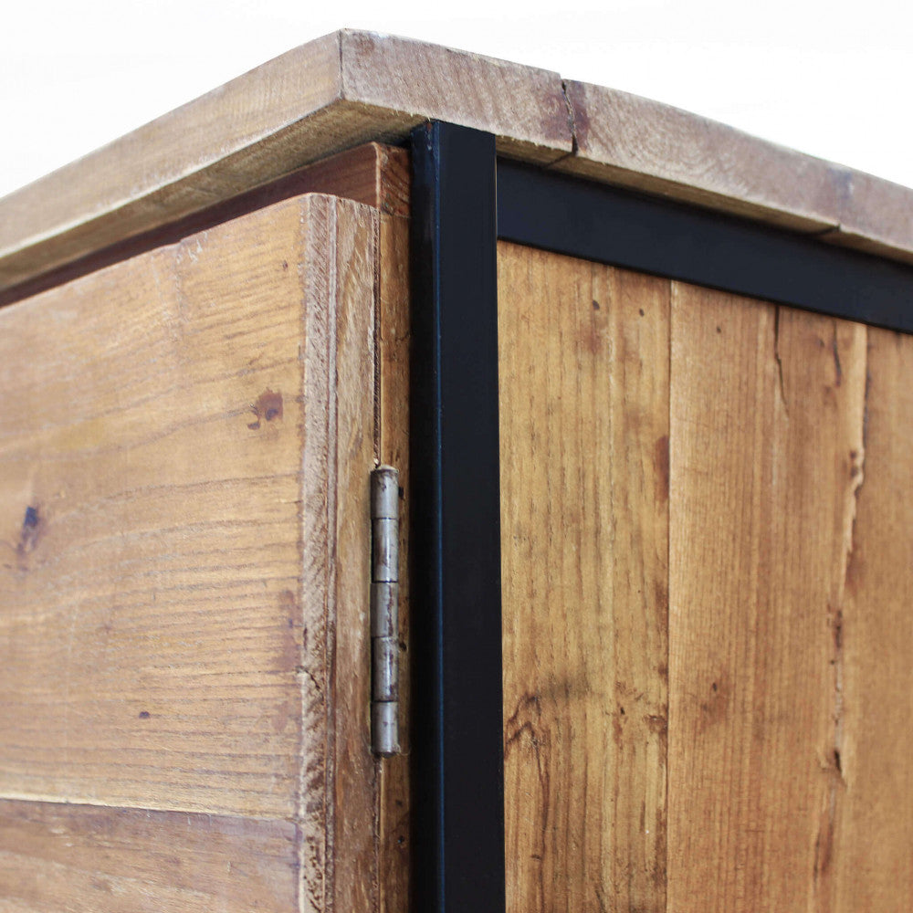 Dettaglio struttura inferro e legno del Porta TV Bridger con struttura in legno e gambe in metallo nero, colore marrone/nero, ideale per un soggiorno moderno e organizzato | Albert Stock