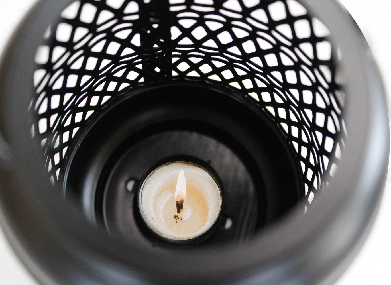 Dettaglio della struttura interna in metallo nero della Lanterna Karen Piccola.