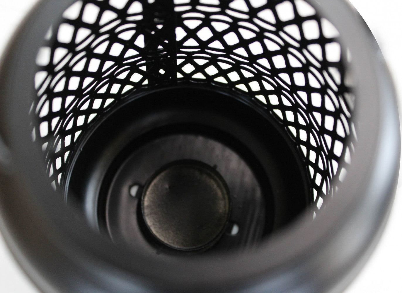 Dettaglio della struttura in metallo nero della Lanterna Karen Piccola.