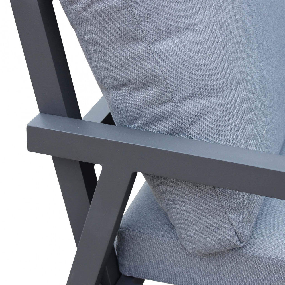 Primo piano braccioli e della struttura in alluminio verniciato di una poltrona del salotto Santo Domingo, che evidenzia la finitura e il design pulito