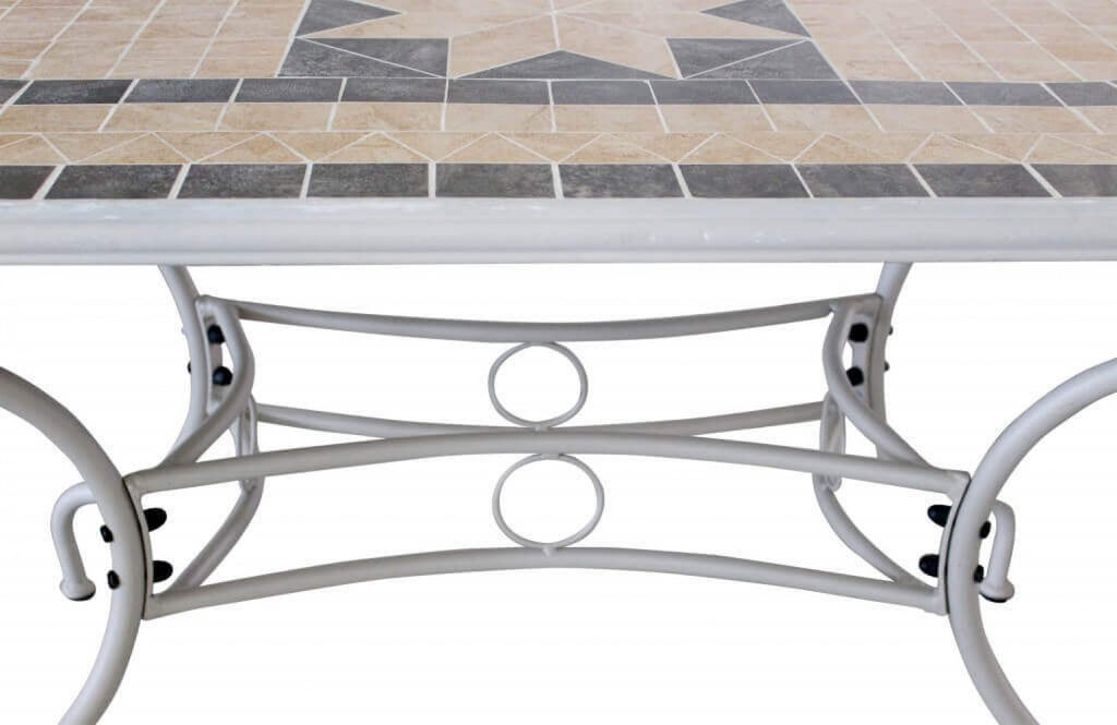 Dettaglio del piano a mosaico ovale del Tavolo Perse, che mostra la sua lavorazione artigianale e la robustezza dei materiali per l'uso esterno | Albert Stock