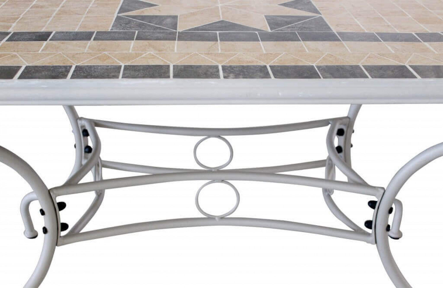 Dettaglio del piano a mosaico ovale del Tavolo Perse, che mostra la sua lavorazione artigianale e la robustezza dei materiali per l'uso esterno | Albert Stock