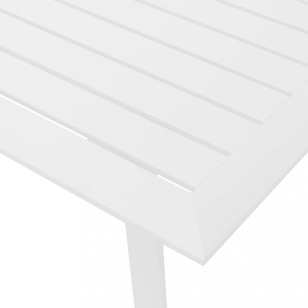 Primo piano del textilene imbottito di una poltrona del salotto Illinois, che evidenzia la finitura e il comfort del materiale