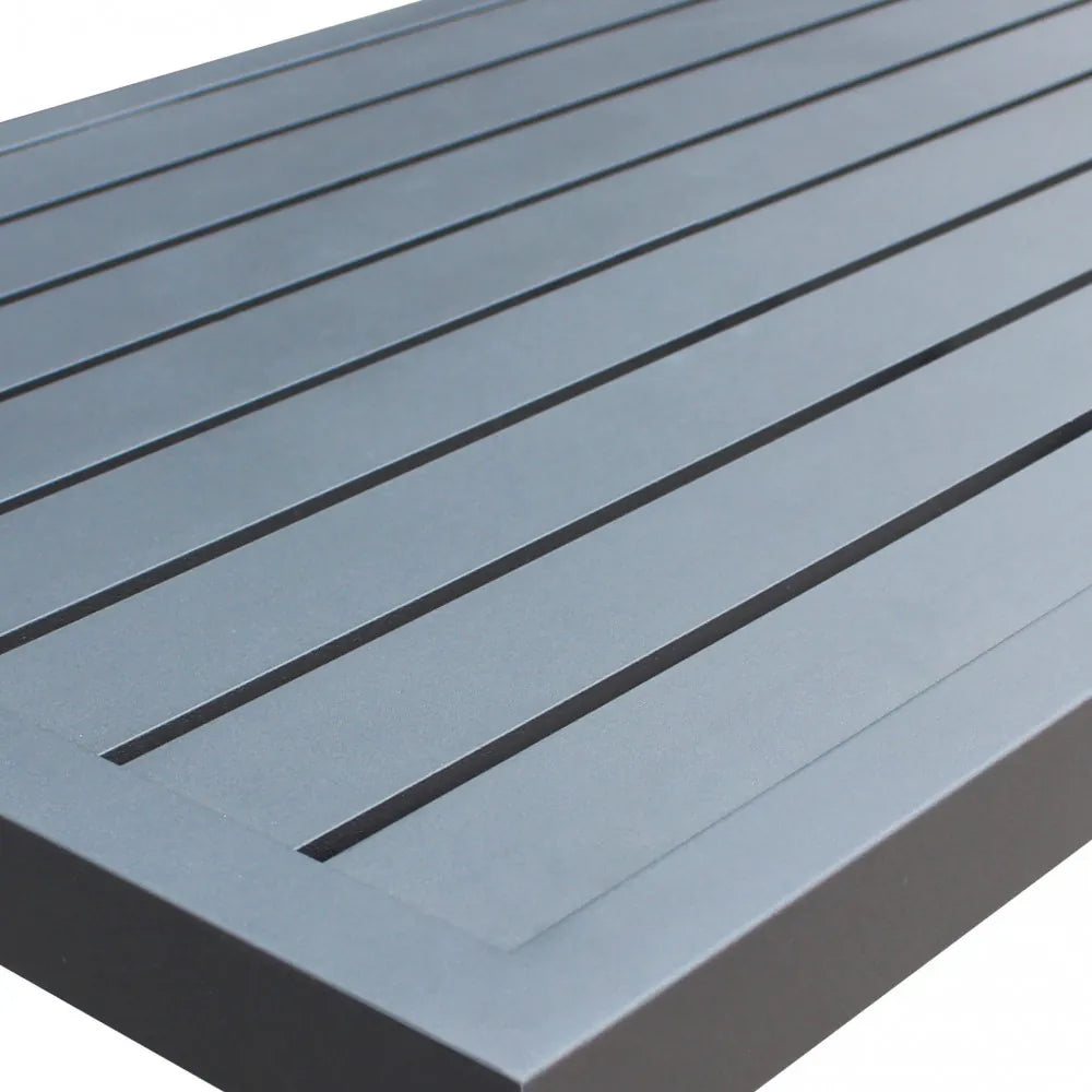 Primo piano del Tavolino e della struttura in alluminio verniciato di una poltrona del salotto Santo Domingo, che evidenzia la finitura e il design pulito.