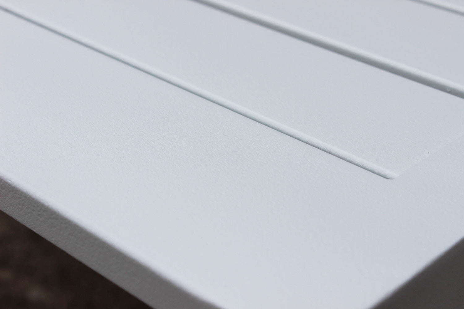 Primo piano del tavolino del salotto Surabaya, che evidenzia la finitura e il design essenziale