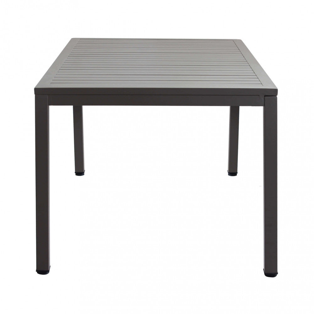 Primo piano del piano e delle gambe del Tavolo Milo 150x90 cm in alluminio taupe, mostrando la finitura liscia e resistente | Albert Stock