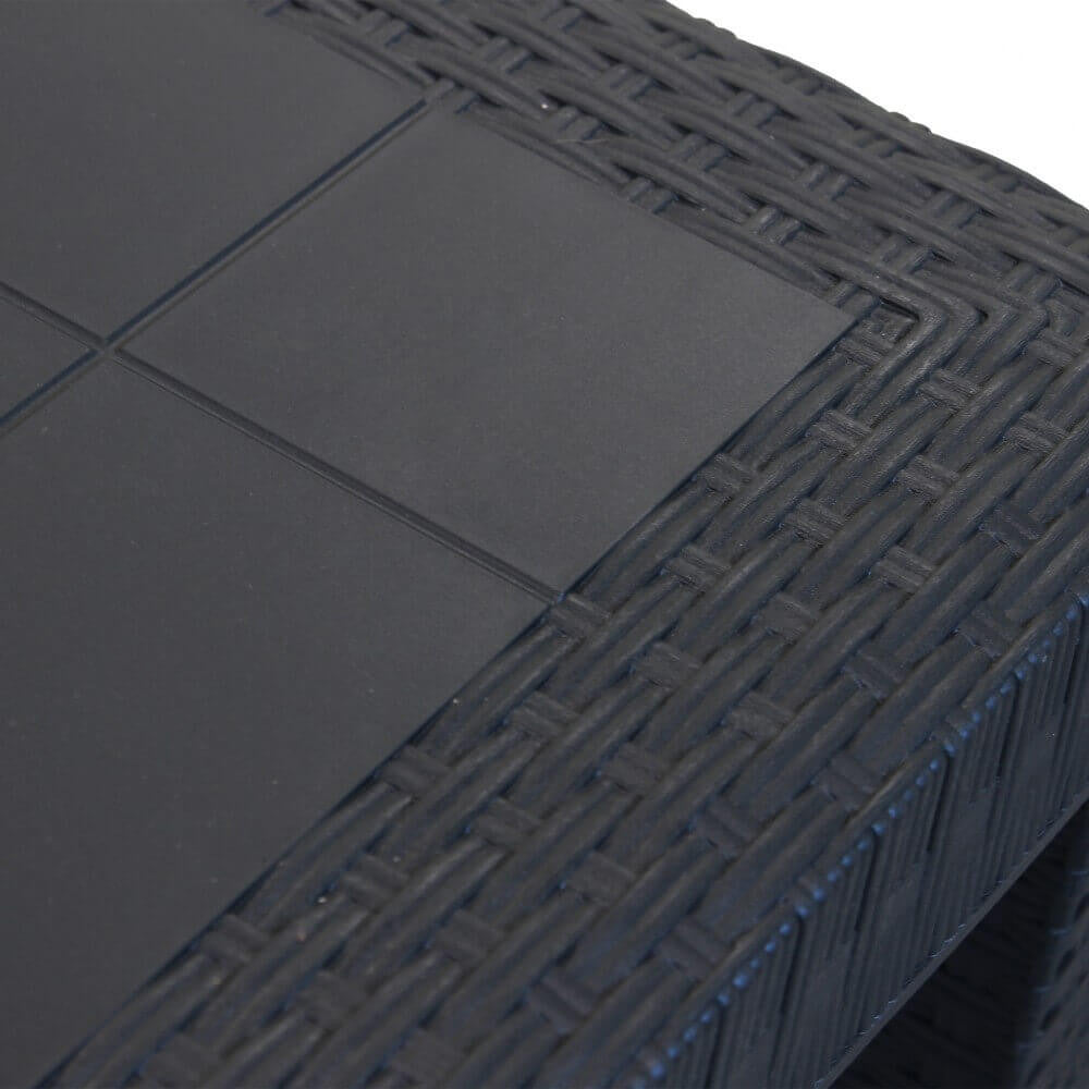 Dettaglio della texture in wicker del Tavolo Dallas, che mostra la sua resistenza e facilità di pulizia, ideale per l'uso esterno | Albert Stock