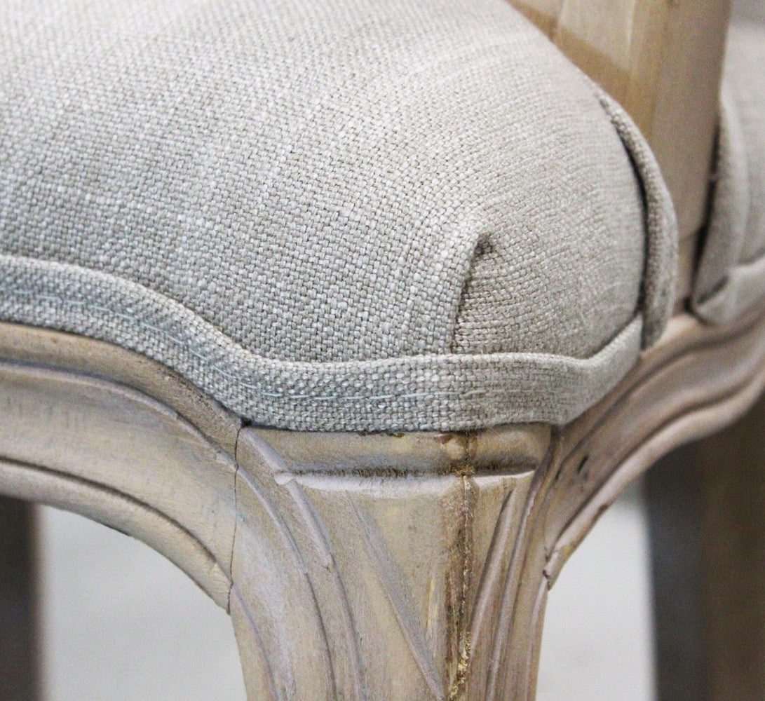 Dettaglio Primo piano sul tessuto grigio e sull'imbottitura della Poltrona Romy.
