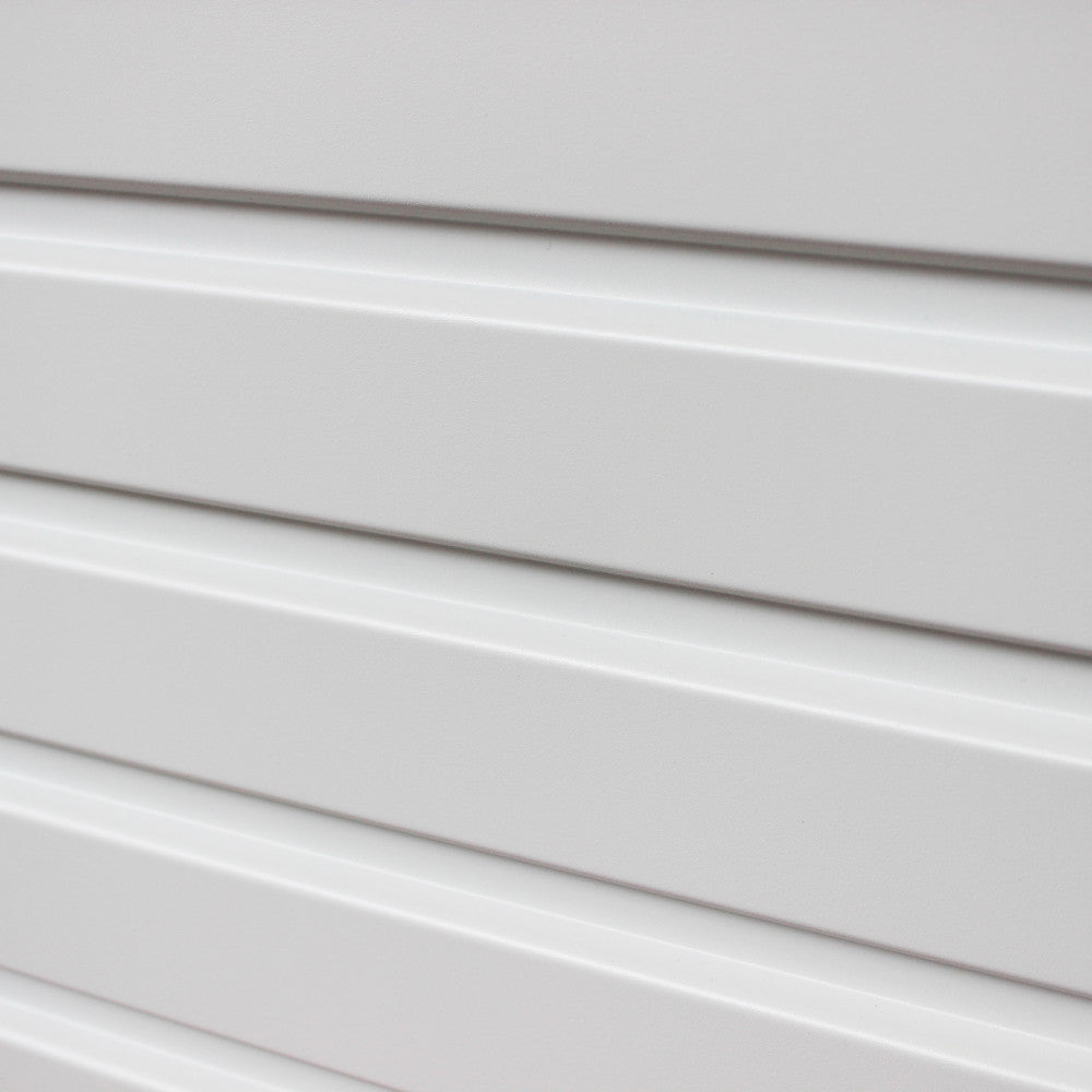 Dettaglio trama del Baule da esterno New Jersey 130 in alluminio verniciato antracite, situato su una terrazza moderna, con piante decorative accanto | Albert Stock