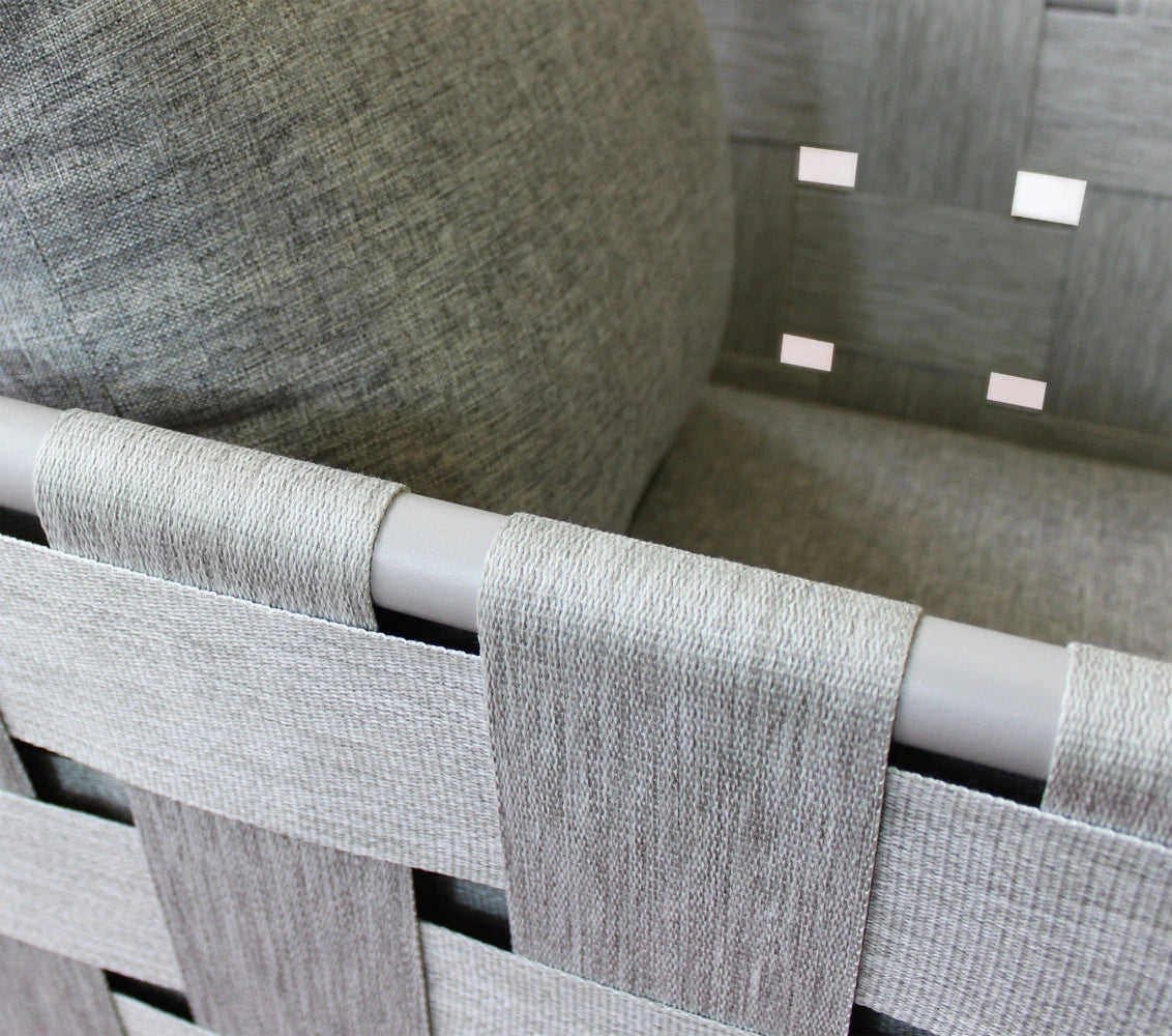 Salotto Dakar Tortora da esterno in Alluminio verniciato, composto da divano 3 posti, due poltrone e due tavolini, con cuscini inclusi, dettaglio lavorazione tessuto
