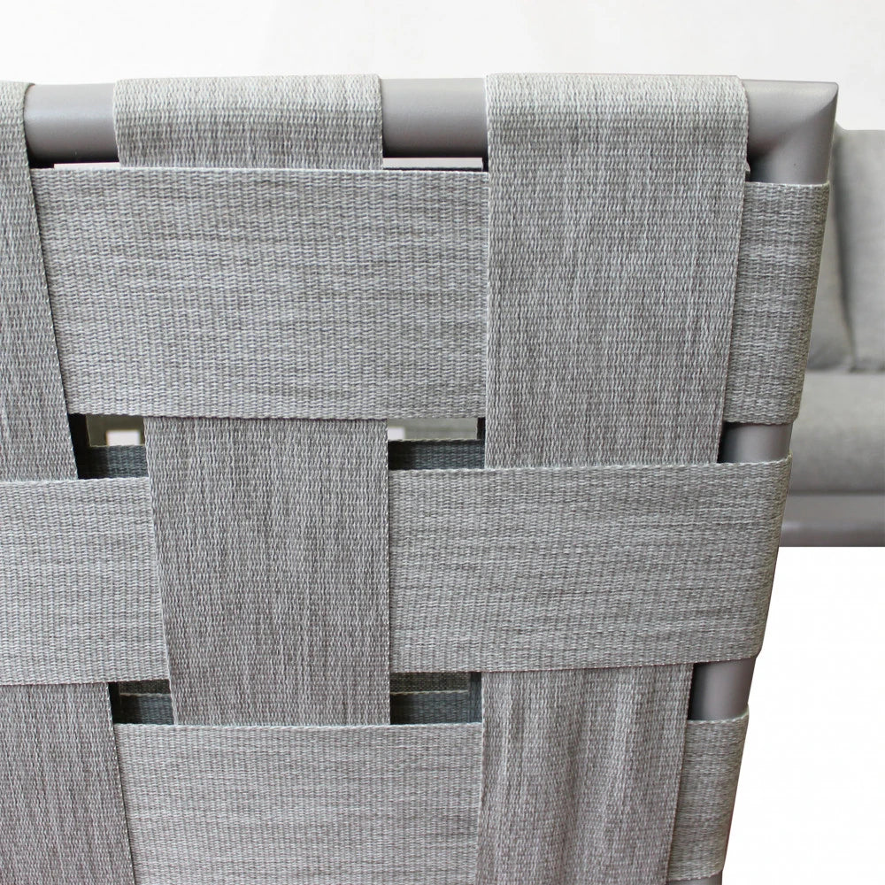 Salotto Dakar Tortora da esterno in Alluminio verniciato, composto da divano 3 posti, due poltrone e due tavolini, con cuscini inclusi, dettaglio trama stoffa