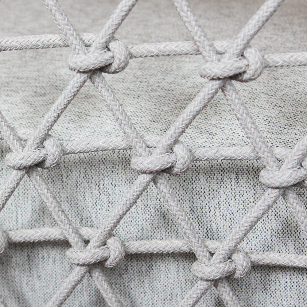 Primo piano della struttura di una poltrona del salotto Seychelles, che evidenzia la lavorazione intrecciata della corda in textilene 