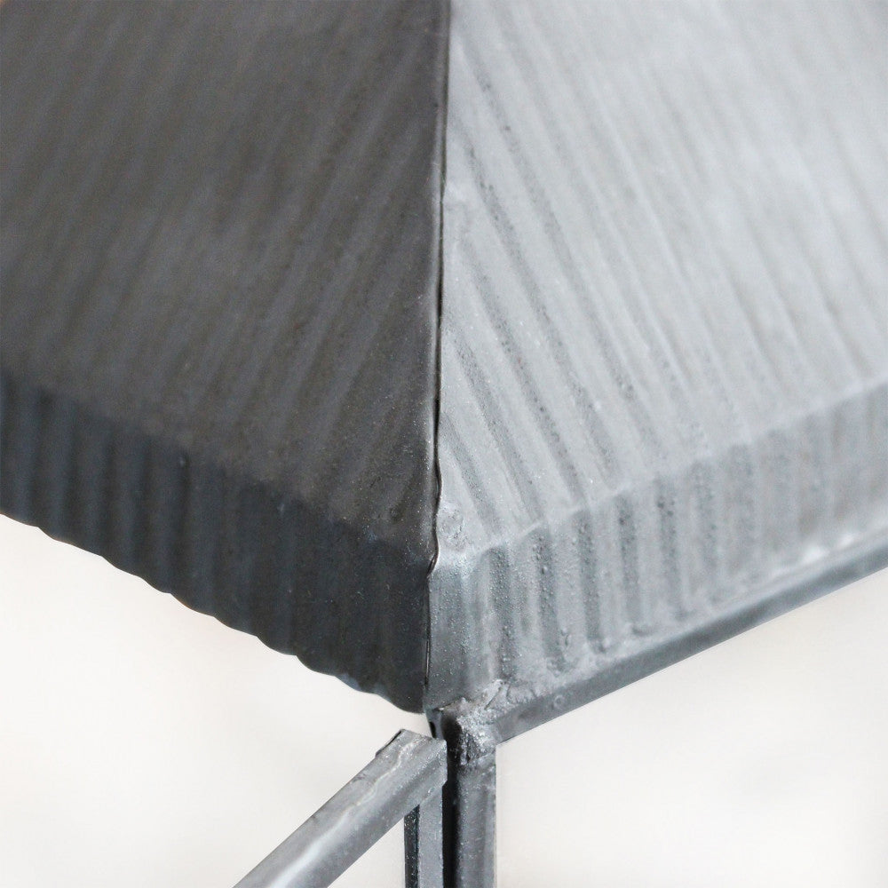 Primo piano della finitura in metallo grigio e della parte in vetro della Lanterna Harmony Albert Stock