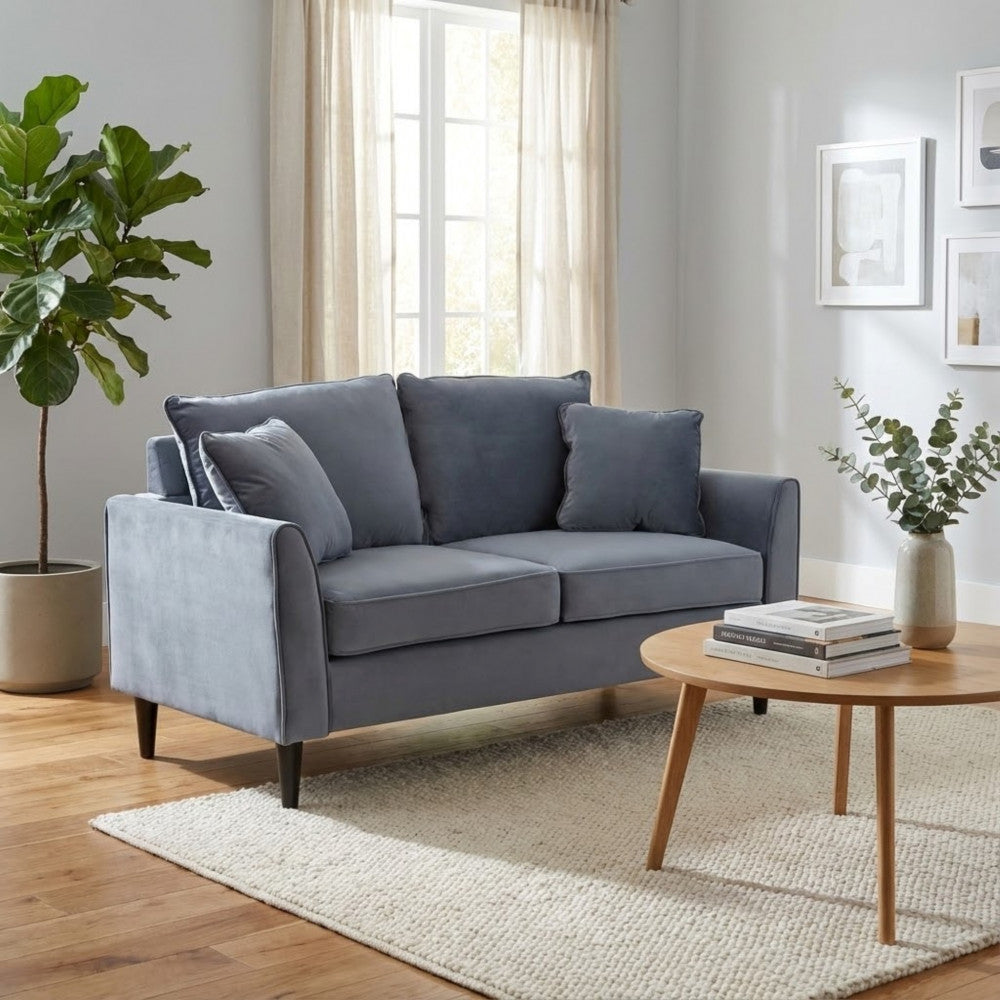 Salotto dal design scandinavo con il divano Chandler in velluto grigio chiaro come elemento centrale.