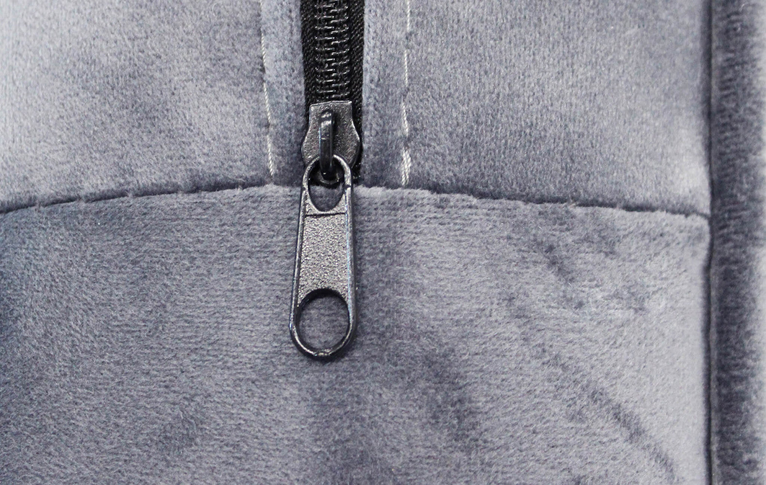 Dettaglio del tessuto in velluto grigio chiaro del Divano Chandler by Albert, texture morbida 