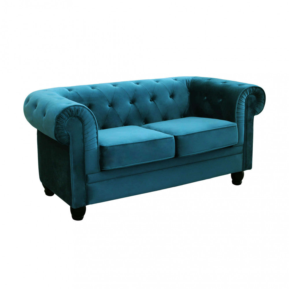 Divano Chesterfield a 2 posti in velluto blu isolato su sfondo bianco, che mostra la lavorazione capitonné.